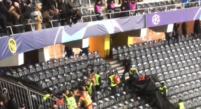 Tifoso juventino festeggia il gol annullato e cade dalla tribuna dello stadio dello Young Boys [VIDEO]