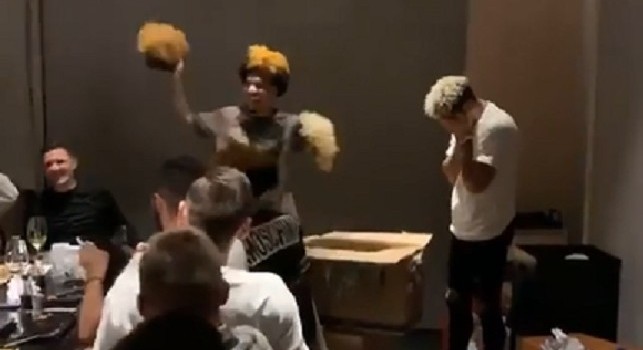 Scherzo a Malcuit durante la cena di squadra, spuntano le sue parrucche: Allan le lancia a tutti i compagni [VIDEO]