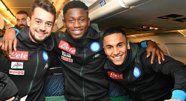 Napoli in partenza verso Cagliari: i sorrisi di Younes, Ounas e Diawara [FOTO]