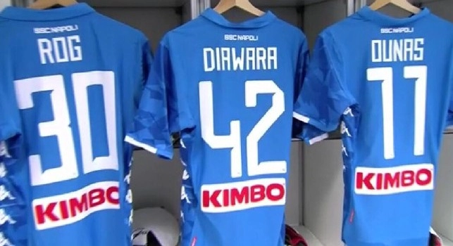 Tutto pronto negli spogliatoi della Sardegna Arena: Napoli in maglia azzurra questa sera [FOTO]