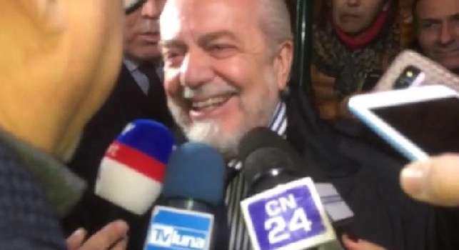 De Laurentiis fra 'sacro e profano': 40 milioni di tifosi, quasi quasi fondo il partito del calcio! [VIDEO]