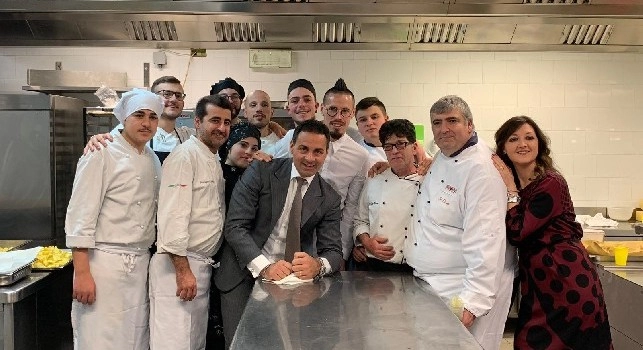 Koulibaly ed Hamsik nelle cucine di Villa d'Angelo, gli azzurri circondati dai cuochi [FOTO]