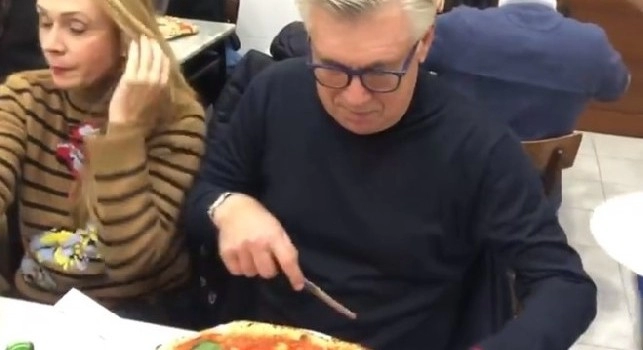 Mister, preferisci la pizza morbida o croccante?: tifoso stuzzica Ancelotti dopo le parole di ADL [VIDEO]
