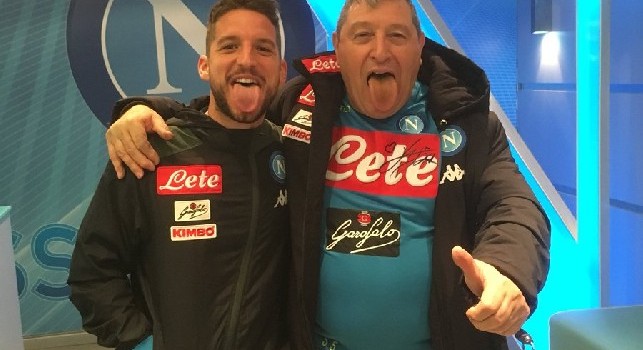 Linguaccia e sorrisi a Castel Volturno: simpatico scatto di Starace con Mertens [FOTO]