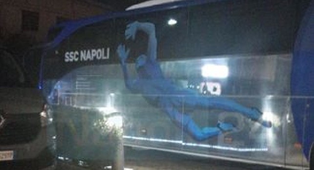 Napoli arrivato a Milano: ecco lo scatto del pullman azzurro [FOTO]