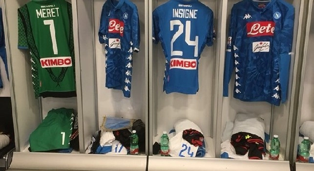 Tutto pronto nello spogliatoio, il Napoli con maglia azzurra a San Siro [FOTO]