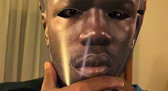 Ghoulam con la maschera di Koulibaly: Lo sport &egrave; libert&agrave;, e nella libert&agrave; siamo tutti uguali. Domani tutti  Kalidou! [FOTO]