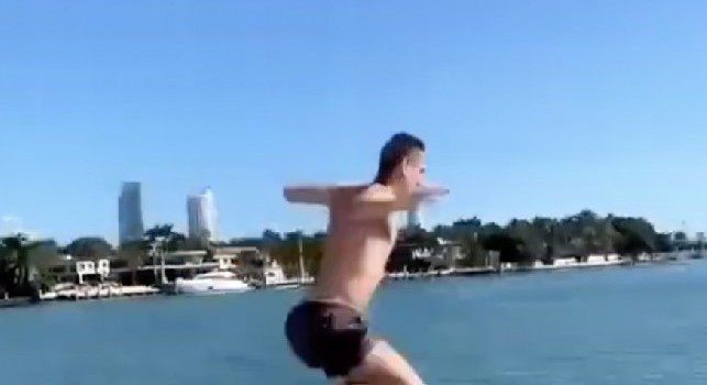 Milik se la spassa a Miami, tuffo a mare direttamente dallo yacht  [VIDEO]