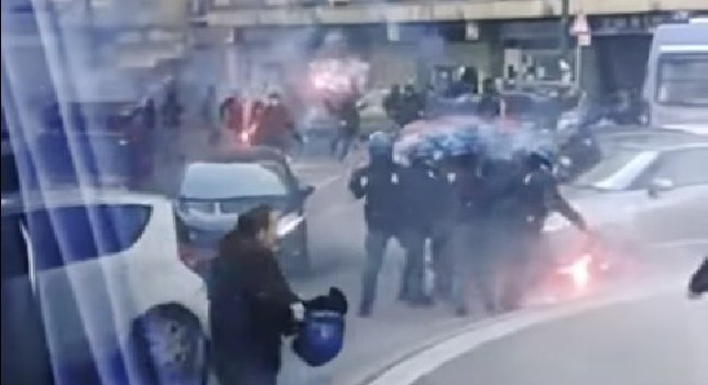 Blitz della Digos, arrestati 5 ultras del Napoli per gli scontri alla stazione centrale con i tifosi del Verona