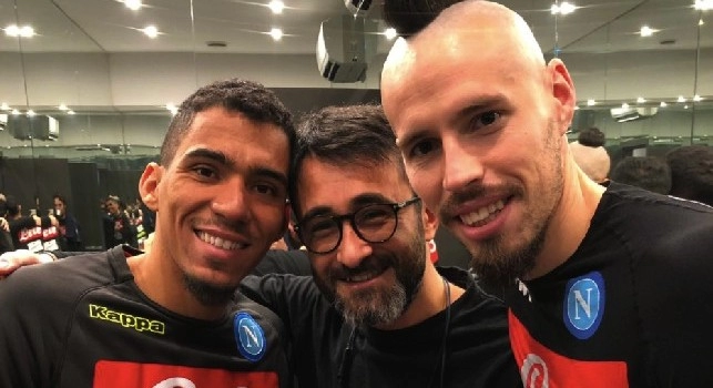Allan e Hamsik regalano una catena d'oro al loro barbiere di fiducia! [FOTO&VIDEO]