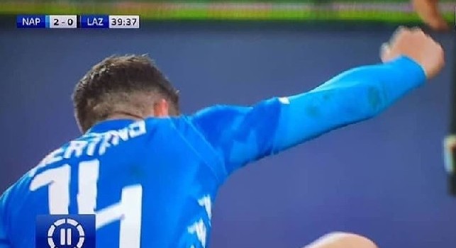 Mertens ritrova <i>l'amico immaginario</i>: il suo gesto contro la Lazio fa il giro del web [VIDEO]