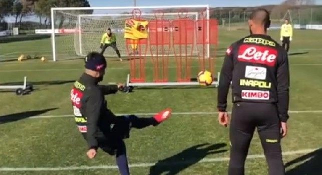 Castel Volturno, Insigne beffa Milik e fa il cecchino su punizione: ne centra 6 su 6 [VIDEO]