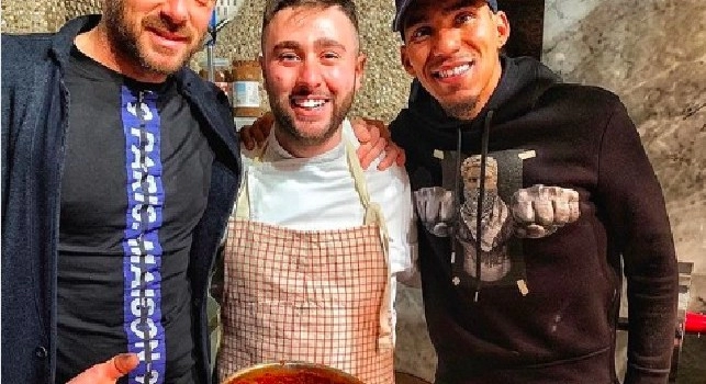 Il Roma - Resto, resto. Allan si confida con dei tifosi all'uscita da un ristorante ieri sera