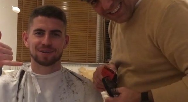Jorginho col suo barbiere napoletano a Londra saluta i tifosi azzurri: Forza Napoli! [VIDEO]