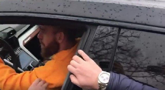 Roma in crisi, contestazione a Trigoria dei tifosi: Daniele che sta succedendo? Ci siamo rotto i co****ni! [VIDEO]