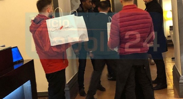 CN24 - Palazzo Caracciolo, sorpresa per i calciatori della Samp: spuntano tante pizze! [FOTO]