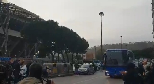 Timidi applausi e pochi tifosi: il pullman del Napoli arriva al San Paolo [VIDEO CN24]