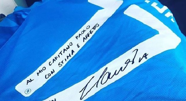 Hamsik lascia Napoli e regala la sua ultima maglia a Paolo Cannavaro: Sono sicuro che il tuo nome risuonerà in eterno nei vicoli della città. Grazie di avermi regalato emozioni
