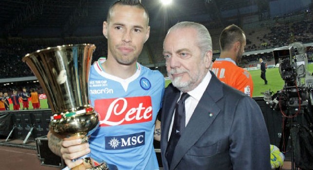 Hamsik e De Laurentiis con la Coppa Italia