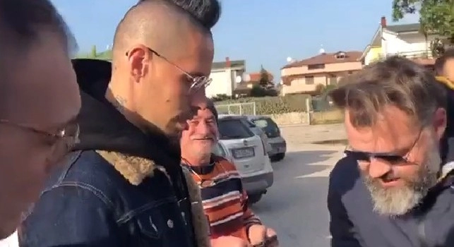 Hamsik saluta i tifosi