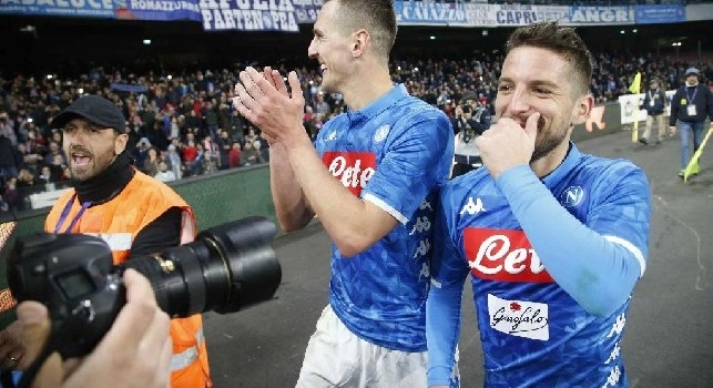 Mertens e Milik esultano dopo una vittoria del Napoli