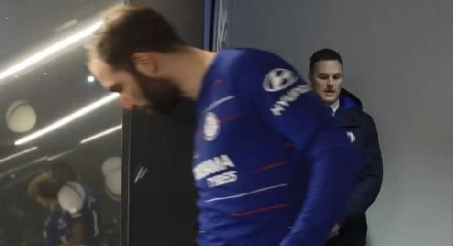 Higuain, che figuraccia all'Etihad Stadium: sputa su un corrimano del tunnel! [VIDEO]