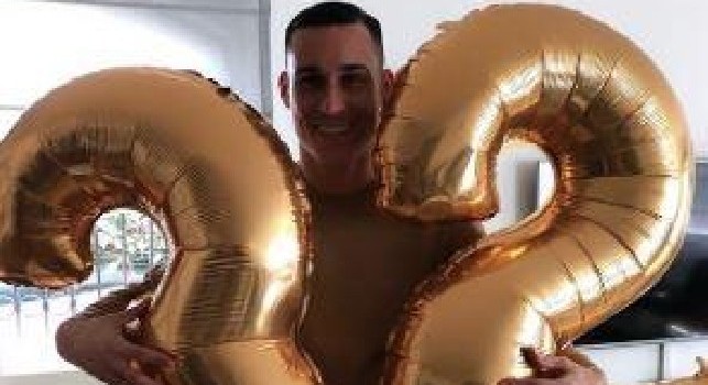 Callejon festeggia il compleanno con due palloncini enormi, un 32 tutto dorato [FOTO]