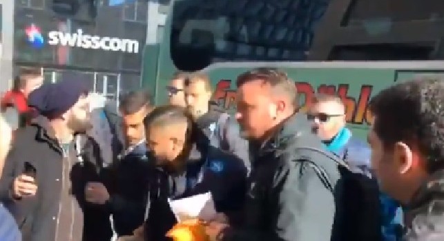 Napoli arrivato a Zurigo: tanti supporters accolgono gli azzurri, presente anche De Laurentiis [VIDEO]