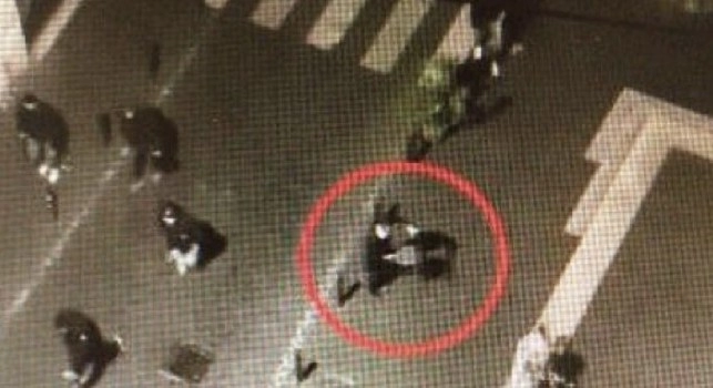 Maxi rissa a Roma: scontri prima di Lazio-Siviglia. Tre accoltellati, di cui uno in codice rosso [VIDEO]
