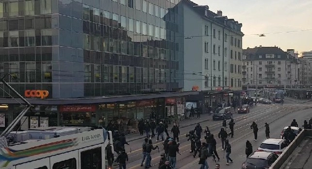 Alvino denuncia: Vile aggressione ai tifosi del Napoli a Zurigo, auto italiana circondata e colpita [VIDEO]