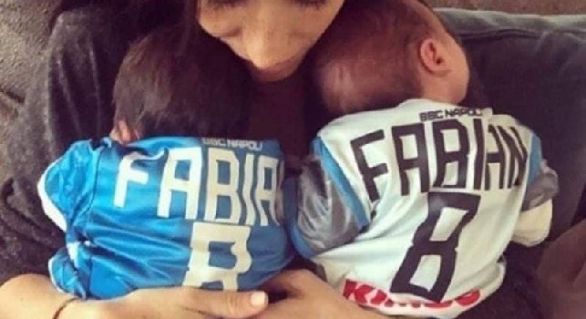 I nipotini di Ancelotti appena nati indossano la maglia del Napoli di Fabian Ruiz [FOTO]