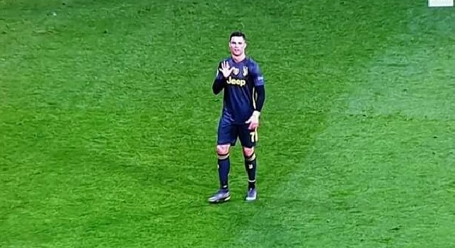 Ronaldo stuzzica il Wanda Metropolitano: <i>manita</i> ai tifosi dell'Atletico Madrid [VIDEO]