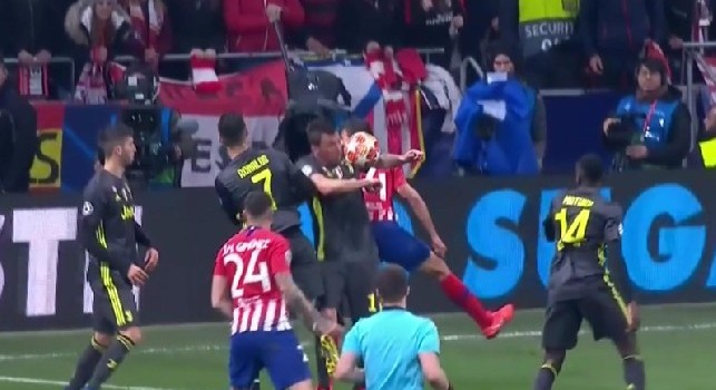 Tocco di mano di Mandzukic in area di rigore, l'arbitro lascia correre tra le proteste dell'Atletico Madrid