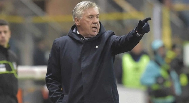 Carlo Ancelotti in panchina d&agrave; indicazioni ai calciatori