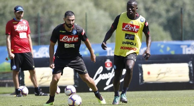 Kalidou Koulibaly e Raul Albiol in allenamento con la maglia del Napoli