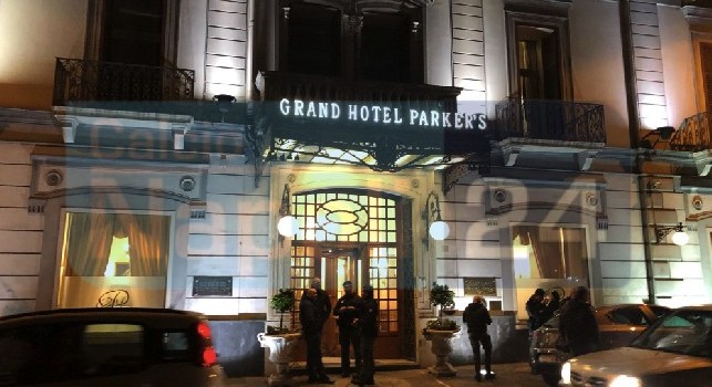 Juventus attesa presso l'Hotel Parker's da una trentina di tifosi, adottate grandi misure di sicurezza [FOTO E VIDEO CN24]