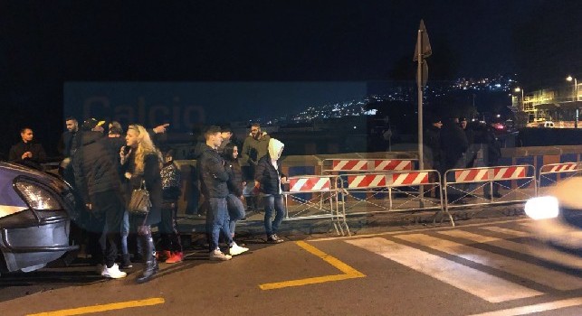 40 juventini napoletani ad attendere il pullman della Juventus, sfottò e qualche insulto dai passanti [FOTO CN24]