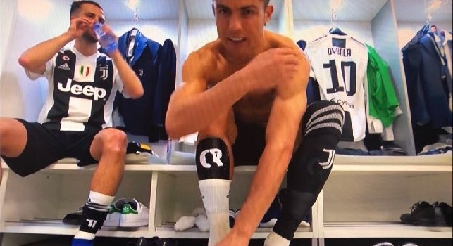Sky sbircia nello spogliatoio Juve, Ronaldo sposta la camera infastidito per concentrarsi prima del match [VIDEO]