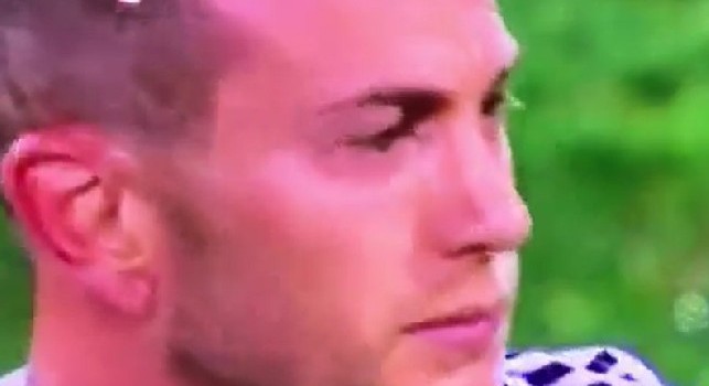 Applausi scroscianti in ricordo di Astori: Bernardeschi non trattiene le lacrime [VIDEO]