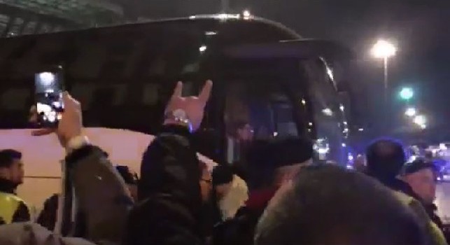 Chiellini, tieni le corna!: tifosi napoletani salutano così il pullman della Juve all'uscita del San Paolo [VIDEO CN24]