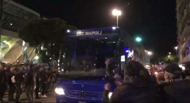 Napoli-Salisburgo, delirio a Fuorigrotta per l'arrivo degli azzurri al San Paolo: tantissimi tifosi ad incoraggiare la squadra [VIDEO CN24]
