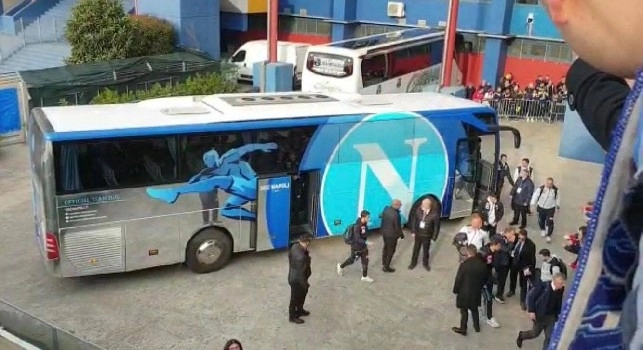 Il bus del Napoli arriva al Mapei Stadium: Insigne, Mertens e Koulibaly i pi&ugrave; acclamati! [VIDEO CN24]