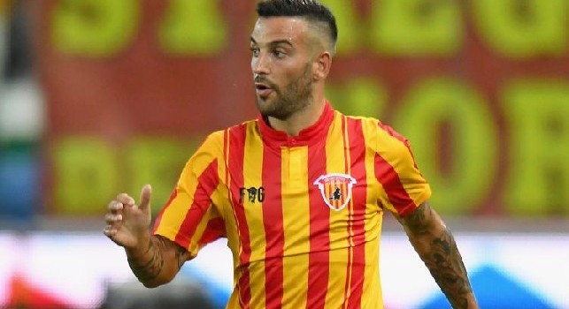 Prima occasione per il Benevento: il tiro a giro di Roberto Insigne si stampa contro il palo