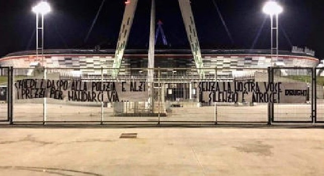Juventus, nuovi striscioni contro Agnelli: Chiedi i DASPO alla Polizia ed alzi i prezzi per mandarci via [FOTO]
