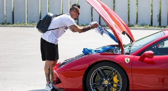 Hamsik resta a piedi, in Cina non può guidare la Ferrari e non solo: avrà l'autista personale provvisorio [FOTO]