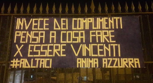 Ancora contestazione in città contro De Laurentiis, spunta uno striscione dei tifosi: ADL taci! [FOTO]