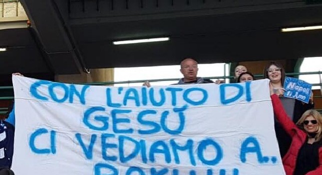 Napoli-Udinese, spunta uno striscione tutto da ridere: Con l'aiuto di Gesu, ci vediamo a...Baku [FOTO]