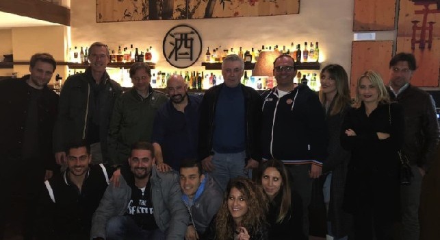Cena 'in famiglia' per Ancelotti, la figlia Katia, Edo De Laurentiis e lo staff azzurro [FOTO]
