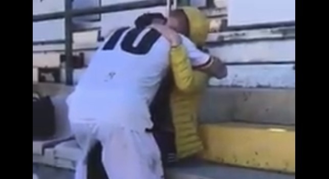 Messina, Cocimano da brividi: gesto commovente, esulta abbracciando la madre in Tribuna! [VIDEO]