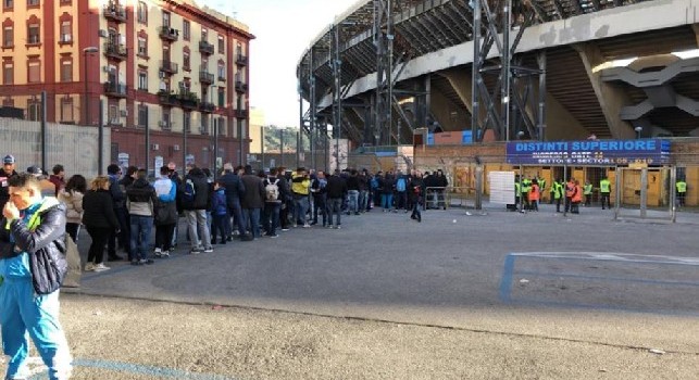 Verso Napoli-Genoa, arrivano i primi tifosi al San Paolo in attesa dell'apertura dei cancelli [FOTO CN24]